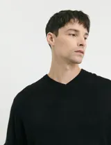 Sweater de punto con escote en V y manga larga, con puños y ruedo acanalados.