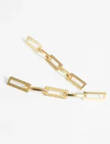 Aros colgantes largos dorados con eslabones rectangulares.