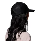 Gorro tipo trucker de la marca Columbia, color negro, con paneles traseros de malla para mayor ventilación. Presenta el logo de la marca bordado en el frente y un parche con el logo en el lateral. Cuenta con cierre trasero ajustable a presión.