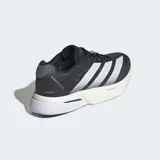 Championes de running Adidas Adizero Boston 13, color negro con detalles en gris y blanco. Presentan las tres tiras características de la marca en color plateado.