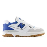 Championes urbanos New Balance modelo 550, color blanco con detalles en azul y gris, confeccionados en cuero y malla, con logo "N" característico en los laterales y suela de goma color caramelo.