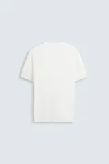 Camiseta negra de punto con cuello redondo, manga corta y corte regular. Tejido de viscosa con acabado en rib.