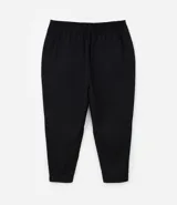 Pantalón zanahoria de vestir negro, con cintura alta, elástico en la espalda, bolsillos laterales, botón metalizado y pliegues delanteros.