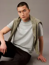 Remera celeste de corte clásico, cuello redondo y manga corta. Presenta el logo de Calvin Klein Jeans estampado en el pecho.