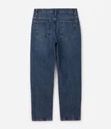Pantalón de jean de corte recto en denim de algodón con lavado oscuro uniforme, cintura con presillas, cierre frontal con botón y bolsillos funcionales.