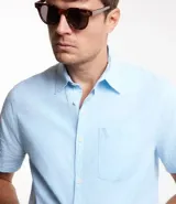 Camisa de hombre de manga corta confeccionada en mezcla de lino y algodón. Presenta un calce comfort, cuello camisero, cierre frontal con botones y un bolsillo en el pecho. Marca Marfinno.