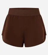 Short deportivo runner de la marca Get Over, color blanco, con cintura ancha elástica y bajo redondeado.