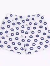 Bóxer de algodón blanco con estampado de flores pequeñas color celeste, con cintura elástica y logo de la marca en el centro.