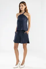 Top halter azul marino con escote halter que se ajusta mediante un cordón al cuello.