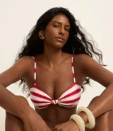 Top de bikini bandeau con estampado de rayas rojas y blancas, breteles ajustables y nudo en el busto. Confeccionado en microfibra.