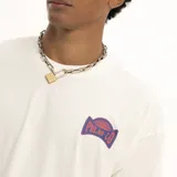 Remera color marrón con logo estampado en el pecho.