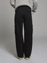 Pantalón cargo color beige, de corte recto y tiro alto, con bolsillos laterales con solapa y bolsillos traseros.