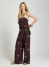 Pantalón de vestir marrón con estampado de lunares blancos, de tiro alto y corte ancho.