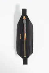 Neceser de diseño trapecio confeccionado en nylon color bordó, con cierre superior y logo de la marca estampado en dorado en el frente.