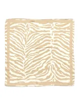 Pañuelo de satén con estampado animal print en tonos beige y blanco.