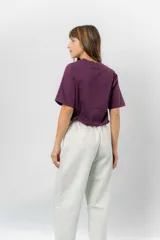 Pantalón jogger de calce relajado color bordó intenso, con cintura elastizada y lazo regulable. Cuenta con bolsillos laterales con cierre invisible y silueta recta levemente afinada.