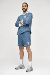 Short deportivo azul con finas rayas verticales blancas, cintura elástica y logo estampado en la pierna.