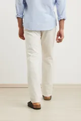 Pantalón de corte recto, color azul marino, confeccionado en 50% algodón y 50% lino.
