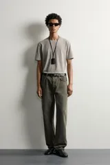 Camiseta slim fit negra de cuello redondo y manga corta.