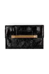 Sobre de mano tipo clutch en cuero charol negro con acabado texturizado. Presenta una barra metálica horizontal en tono bronce mate como detalle decorativo y cierre frontal.