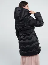 Campera capitoneada color dorado con cuello grande y cinturón desmontable. Cierra con botones delanteros y tiene bolsillos laterales.