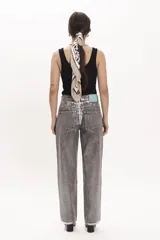 Blusa tejida negra de breteles finos y escote redondo.