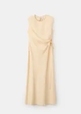 Vestido midi color beige, de cuello redondo y sin mangas, con diseño cruzado en la falda y lazo ajustable en la cintura.