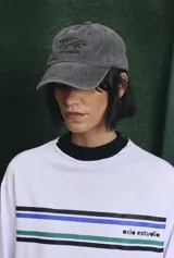 Gorra de algodón con efecto lavado, color gris, con logo bordado en el frente.