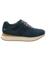 Zapatilla casual de gamuza color azul marino, con suela de plataforma de goma y crepé natural. Presenta cordones bicolores y detalle de etiqueta pequeña en el talón.