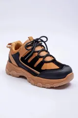 Championes deportivos Paddock modelo Ibizas, en combinación de color tostado y negro, con suela robusta y cordones oscuros.