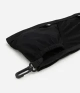 Riñonera deportiva negra, tipo cinturón elástico, con cierre de ajuste y detalles reflectantes. Posee un bolsillo principal con cierre y un gancho tipo mosquetón en uno de los extremos.