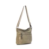 Bandolera de diseño funcional en color beige, confeccionada en símil cuero. Cuenta con dos bolsillos frontales con cierre, apertura superior con cierre, correa larga regulable y bolsillo trasero con cierre.