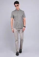 Camisa de manga corta color gris con cuello abotonado y cierre frontal con botones.