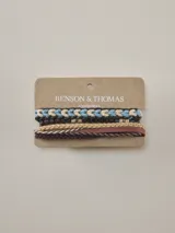 Set de pulseras Benson & Thomas modelo Lonia, compuesto por múltiples tiras que combinan cuero trenzado, cordones de tela en tonos celeste, tostado, marrón y terracota, y pequeñas cuentas oscuras.