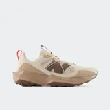 Championes New Balance modelo Tektrel, color beige y marrón, con malla transpirable, superposiciones de gamuza y un sistema de cordones elásticos. Presentan una entresuela voluminosa con diseño geométrico facetado y suela con tacos para tracción.