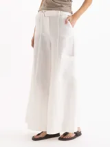 Pantalon wide leg blanco de lino, con tiro alto y bolsillos cargo laterales. Incluye cinturón con hebilla metálica.