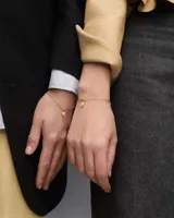 Aros colgantes de oro con forma de corazón partido y detalle de circonitas.