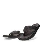 Sandalias tipo ojota para hombre, con tiras anchas de textura granulada y detalle de logo metálico circular. Presentan una plantilla ergonómica y suela con relieve antideslizante.