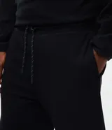 Pantalón jogger de corte holgado con cintura elástica, cordón ajustable, bolsillos laterales y puños elásticos en los tobillos.