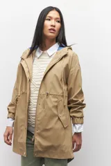 Piloto verde militar de manga larga con capucha y forro de color amarillo. Cuenta con dos bolsillos laterales con solapa, cordones ajustables, elástico en los puños, cierre y botones metálicos.