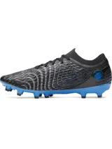 Championes de fútbol Under Armour modelo Magnetico Pro 5 FG, diseñados para césped natural firme. Presentan una parte superior con tecnología UA Clone que se adapta al pie, cuello de punto tipo calcetín y suela con tacos cónicos de TPU para mayor agilidad. Combinan color negro con detalles en azul brillante.