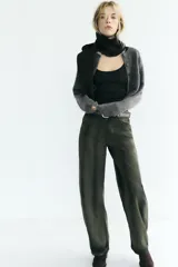 Jeans de tiro medio con corte barrel leg y diseño de cinco bolsillos. Presenta un acabado con efecto lavado y tintado único, con cierre frontal de cremallera y botón.