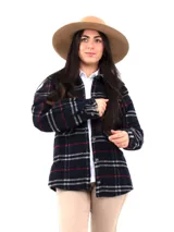 Camisa de abrigo roja y negra a cuadros grandes, de corte recto y manga larga.