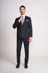 Traje de dos piezas compuesto por saco de corte clásico con cierre de un botón y pantalón de vestir a juego. Presenta solapas de muesca y bolsillos con solapa.