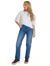Remera blanca de corte oversize con cuello redondo y mangas cortas. Presenta un estampado gráfico en el pecho con el logo de la marca y una palmera en color salmón.