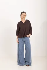 Jean wide leg de tiro medio y corte holgado con piernas muy anchas, confeccionado en denim de lavado azul medio.
