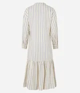 Vestido chemise midi de corte camisero, con escote en pico y botonadura frontal parcial. Presenta mangas 3/4 y un diseño de rayas verticales en tonos claros.
