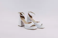 Sandalias de cuero negro con plataforma y tacón cuadrado. Tienen pulsera con hebilla al tobillo.