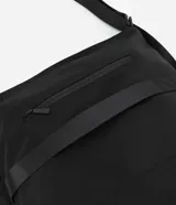 Bolso tipo hobo convertible a mochila, color negro, confeccionado en poliéster. Cuenta con cierre principal, bolsillo externo frontal y correas ajustables de cinta gross.