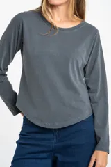 Remera de manga larga con cuello redondo, confeccionada en algodón lavado con efecto desgastado. Presenta un corte oversize y una textura suave y resistente.